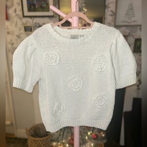 🖤White Sweater with Floral Accents